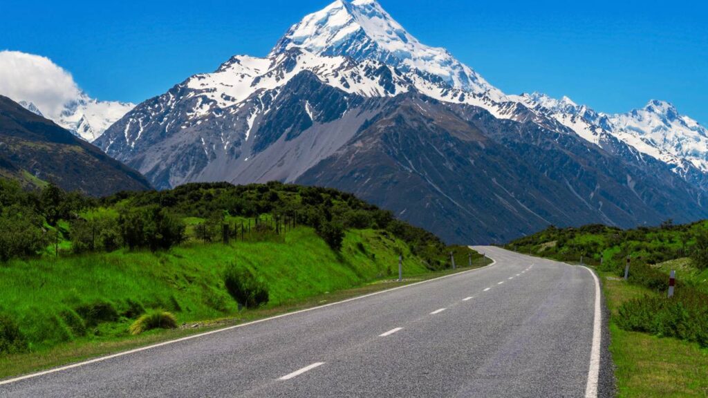 A deslumbrante rodovia de 55 km que margeia as águas azuis do lago Pukaki e oferece uma visão monumental do pico mais alto da Nova Zelândia