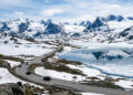 A espetacular rodovia na Noruega que atinge 1.434 metros de altitude e mantém paredões de neve mesmo durante os meses quentes de verão