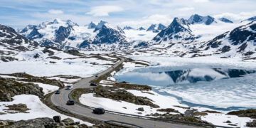 A espetacular rodovia na Noruega que atinge 1.434 metros de altitude e mantém paredões de neve mesmo durante os meses quentes de verão