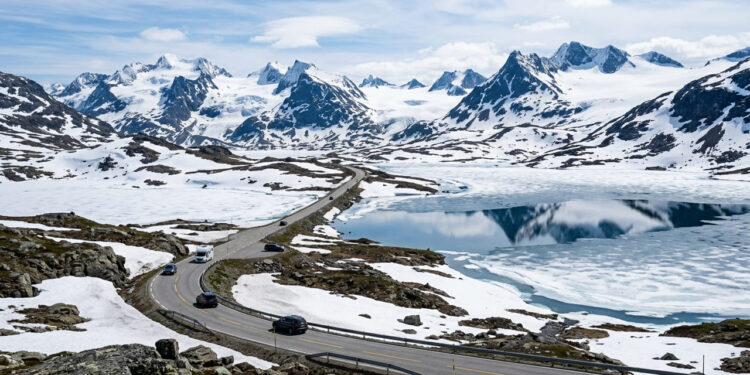 A espetacular rodovia na Noruega que atinge 1.434 metros de altitude e mantém paredões de neve mesmo durante os meses quentes de verão
