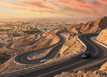 A estrada no deserto de 11 quilômetros com 60 curvas perfeitas construída a 1200 metros de altitude