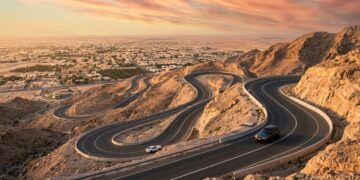 A estrada no deserto de 11 quilômetros com 60 curvas perfeitas construída a 1200 metros de altitude