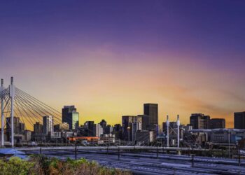 Cruzando 40 linhas de trem, a travessia estaiada de 284 metros remodelou o tráfego do centro financeiro sul-africano em 2003