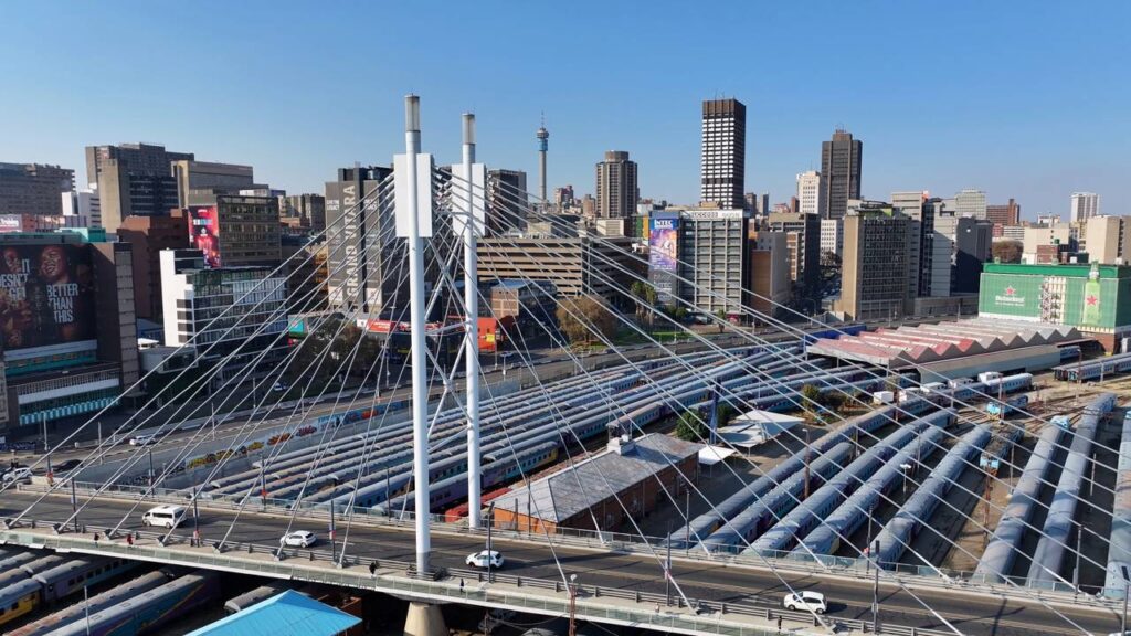 Cruzando 40 linhas de trem, a travessia estaiada de 284 metros remodelou o tráfego do centro financeiro sul-africano em 2003