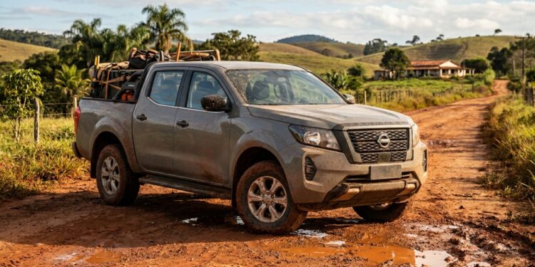 A caminhonete com caçamba de 1.054 litros e reboque de até 2.800 kg mira quem usa força como ferramenta de verdade