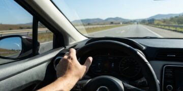 Este sedã automático faz 15 km com 1 litro e virou o tipo de compra que parece sem graça até a primeira viagem
