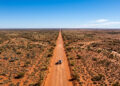 Com 617 km de terra vermelha e isolamento total, a clássica rota do outback australiano acompanha o caminho histórico da antiga linha de trem