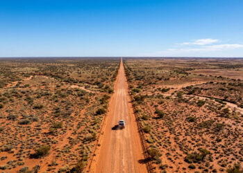 Com 617 km de terra vermelha e isolamento total, a clássica rota do outback australiano acompanha o caminho histórico da antiga linha de trem