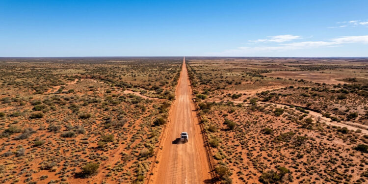 Com 617 km de terra vermelha e isolamento total, a clássica rota do outback australiano acompanha o caminho histórico da antiga linha de trem