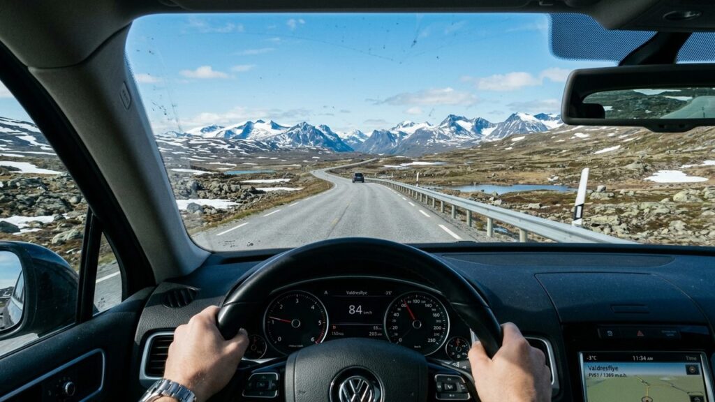 Com pista livre que atinge 1.389 metros de altitude, a rota turística norueguesa atravessa um dos planaltos montanhosos mais isolados do país