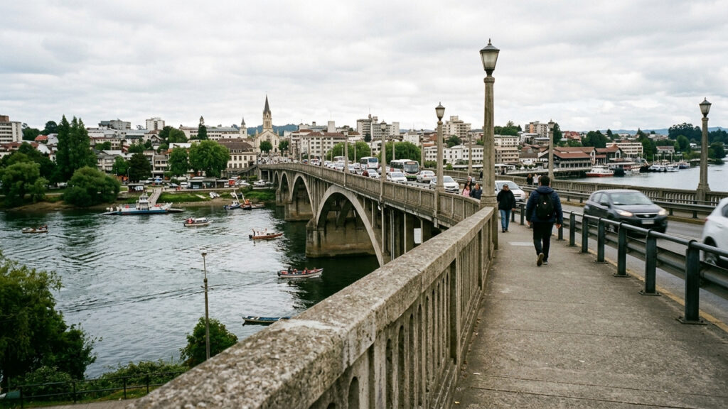 Inaugurada em 1954, com arcos de concreto sobre o Rio Valdivia, a ponte histórica sobreviveu ao terremoto de magnitude 9,5 que abalou o Chile