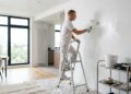 Quanto um pintor cobra para pintar um apartamento de 50 m² em 2026