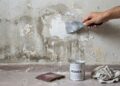 Quanto custa contratar um pintor para pintar um apartamento de 50 m² em 2026 e por que parede manchada pesa no orçamento