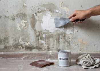 Quanto custa contratar um pintor para pintar um apartamento de 50 m² em 2026 e por que parede manchada pesa no orçamento