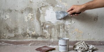 Quanto custa contratar um pintor para pintar um apartamento de 50 m² em 2026 e por que parede manchada pesa no orçamento