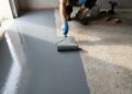 Garagem manchada de óleo pode mudar sem trocar o contrapiso, calcule quanto custa aplicar pintura epóxi no piso de concreto