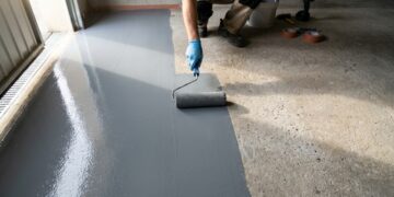 Garagem manchada de óleo pode mudar sem trocar o contrapiso, calcule quanto custa aplicar pintura epóxi no piso de concreto