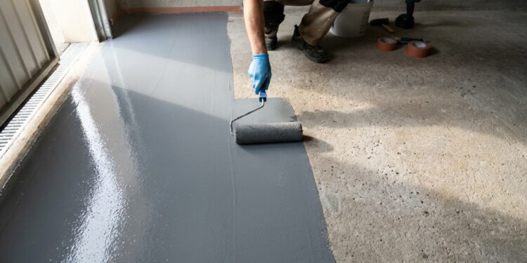 Garagem manchada de óleo pode mudar sem trocar o contrapiso, calcule quanto custa aplicar pintura epóxi no piso de concreto