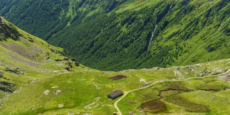 A rodovia na Itália sobe a 2.621 metros de altitude; com trechos de pista única e abismos sem proteção, a rota é um dos picos mais duros do ciclismo