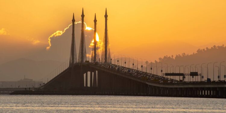 A colossal travessia marítima de 13,5 km de extensão inaugurada em 1985 que uniu o continente malaio à ilha e impulsionou a economia do Sudeste Asiático