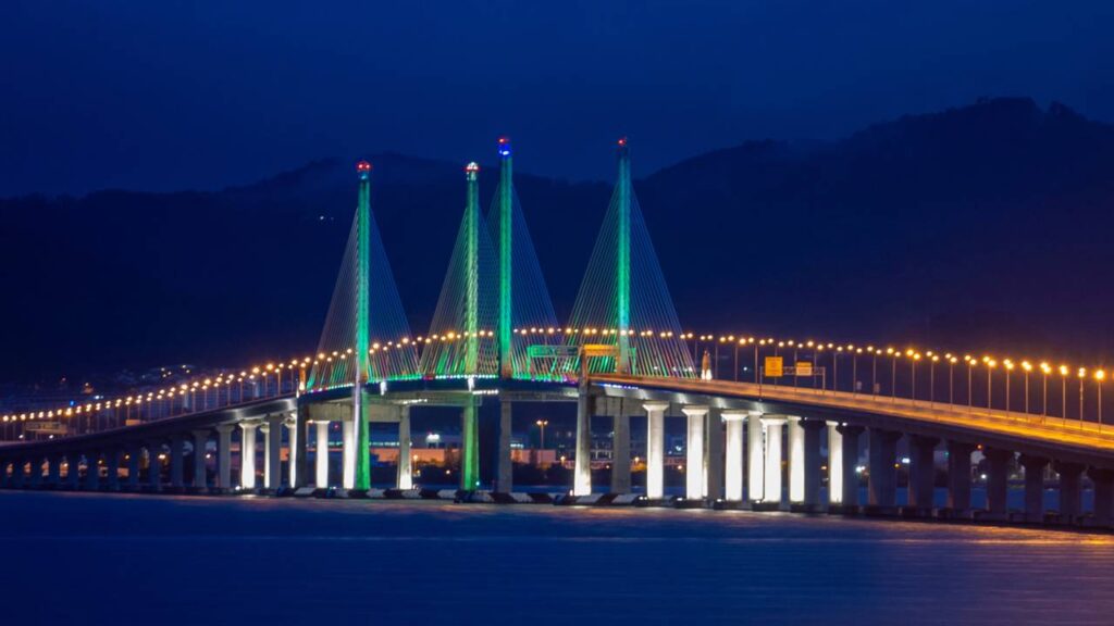 A colossal travessia marítima de 13,5 km de extensão inaugurada em 1985 que uniu o continente malaio à ilha e impulsionou a economia do Sudeste Asiático