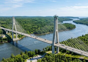 Com um observatório público a 131 metros de altura em sua torre, a impressionante estrutura estaiada no Maine é única em engenharia no mundo