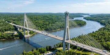Com um observatório público a 131 metros de altura em sua torre, a impressionante estrutura estaiada no Maine é única em engenharia no mundo