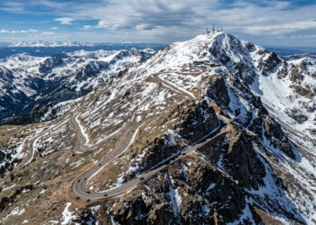 Subindo as encostas do Colorado até atingir 4.302 metros de altitude na montanha, a cênica rodovia americana abriga uma histórica corrida anual