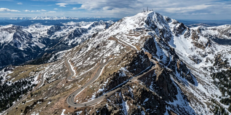 Subindo as encostas do Colorado até atingir 4.302 metros de altitude na montanha, a cênica rodovia americana abriga uma histórica corrida anual