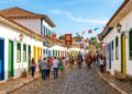 Pirenópolis, em Goiás, tem 300 anos de história, centro colonial preservado e uma Festa do Divino que dura três semanas e reúne cavaleiros medievais no cerrado