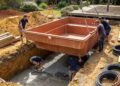 Quanto custa instalar uma piscina de fibra em 2026 e por que o buraco no quintal não é a parte mais cara da obra