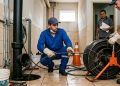 Quanto um encanador predial cobra para desentupir a prumada principal de esgoto de um edifício de 4 andares em 2026