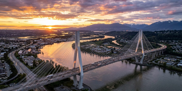 Erguida na região de Vancouver, com um vão estaiado monumental, a estrutura de dez faixas de tráfego é uma das pontes mais largas das Américas