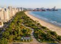 Jardim de praia reconhecido pelo Guinness com 5.335 metros: berço histórico de 1546 abriga o maior complexo portuário da América Latina hoje