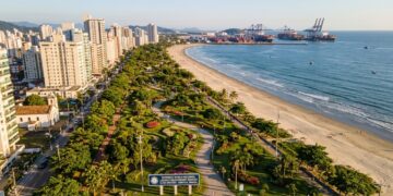 Jardim de praia reconhecido pelo Guinness com 5.335 metros: berço histórico de 1546 abriga o maior complexo portuário da América Latina hoje