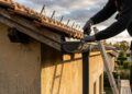 Quanto custa contratar um calheiro para instalar calhas em 2026 antes que a água da chuva invada a parede