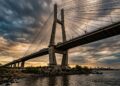 Cruzando as águas do Rio Paraná para ligar duas províncias argentinas, a gigantesca estrutura estaiada tem uma seção principal de 608 metros de comprimento
