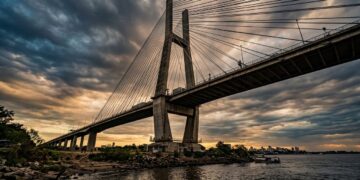 Cruzando as águas do Rio Paraná para ligar duas províncias argentinas, a gigantesca estrutura estaiada tem uma seção principal de 608 metros de comprimento