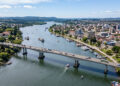 Inaugurada em 1954, com arcos de concreto sobre o Rio Valdivia, a ponte histórica sobreviveu ao terremoto de magnitude 9,5 que abalou o Chile