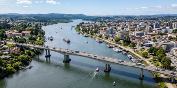 Inaugurada em 1954, com arcos de concreto sobre o Rio Valdivia, a ponte histórica sobreviveu ao terremoto de magnitude 9,5 que abalou o Chile