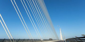 Com 2,2 km de extensão e um vão livre de 380 metros, a ponte estaiada de 2019 virou a passagem mais larga da Colômbia sobre as águas do rio Magdalena