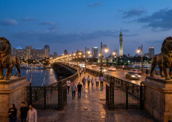 A histórica ponte de aço sobre o Nilo guardada por quatro leões de bronze do século XIX que conecta o centro à ilha de Gezira no Egito
