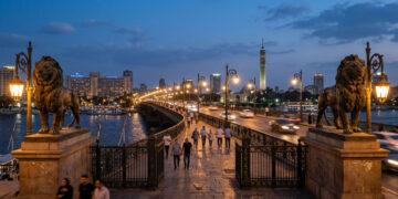 A histórica ponte de aço sobre o Nilo guardada por quatro leões de bronze do século XIX que conecta o centro à ilha de Gezira no Egito