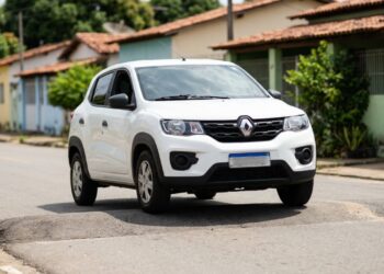 O compacto com 185 mm de altura do solo quer provar que carro pequeno também pode encarar buraco sem pedir desculpa