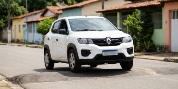 O compacto com 185 mm de altura do solo quer provar que carro pequeno também pode encarar buraco sem pedir desculpa