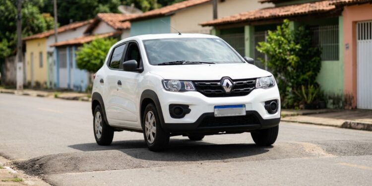 O compacto com 185 mm de altura do solo quer provar que carro pequeno também pode encarar buraco sem pedir desculpa