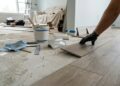 Quanto custa contratar um instalador de piso vinílico em 2026 e por que a base pode estragar o apartamento novo