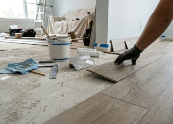 Quanto custa contratar um instalador de piso vinílico em 2026 e por que a base pode estragar o apartamento novo