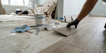 Quanto custa contratar um instalador de piso vinílico em 2026 e por que a base pode estragar o apartamento novo