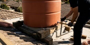 Quanto custa instalar uma caixa d'água de 1.000 litros em 2026 e por que a base mal feita pode colocar o telhado em risco
